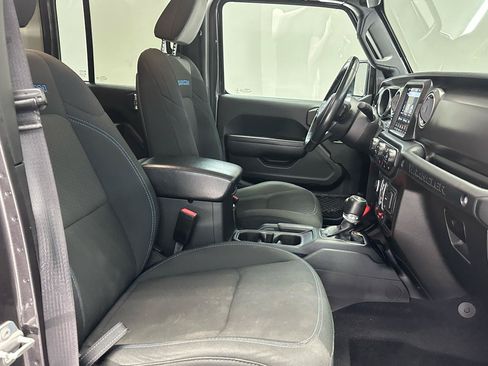 Used 2022 Jeep Wrangler Unlimited Rubicon 4xe w/ Cold Weather Group AWD/4WD image 15