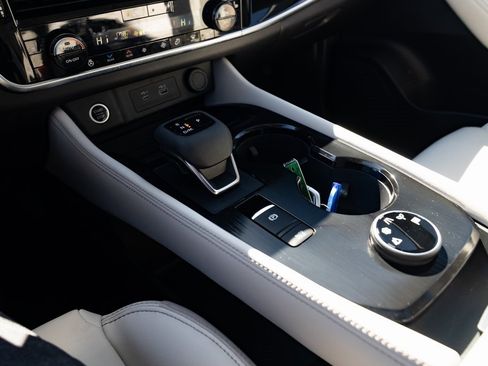 Used 2023 Nissan Rogue SL w/ SL Premium Package image 17