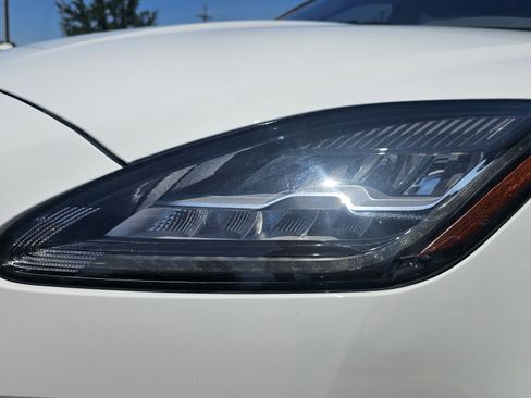 Used 2018 Jaguar E-PACE SE image 11