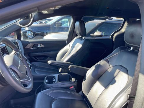 Used 2025 Chrysler Pacifica Select image 37