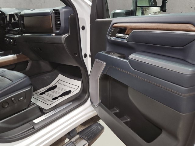 Used 2024 Chevrolet Silverado 2500 High Country w/ High Country Premium Package AWD/4WD image 17