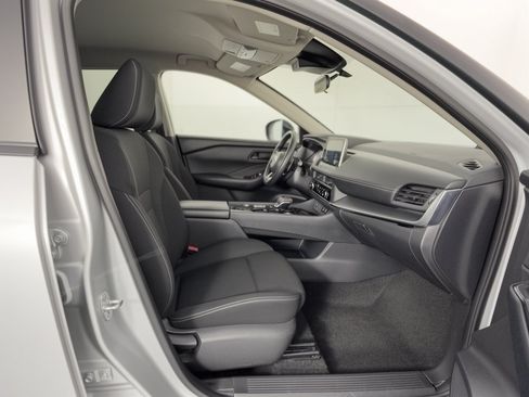 Used 2024 Nissan Rogue S FWD image 29