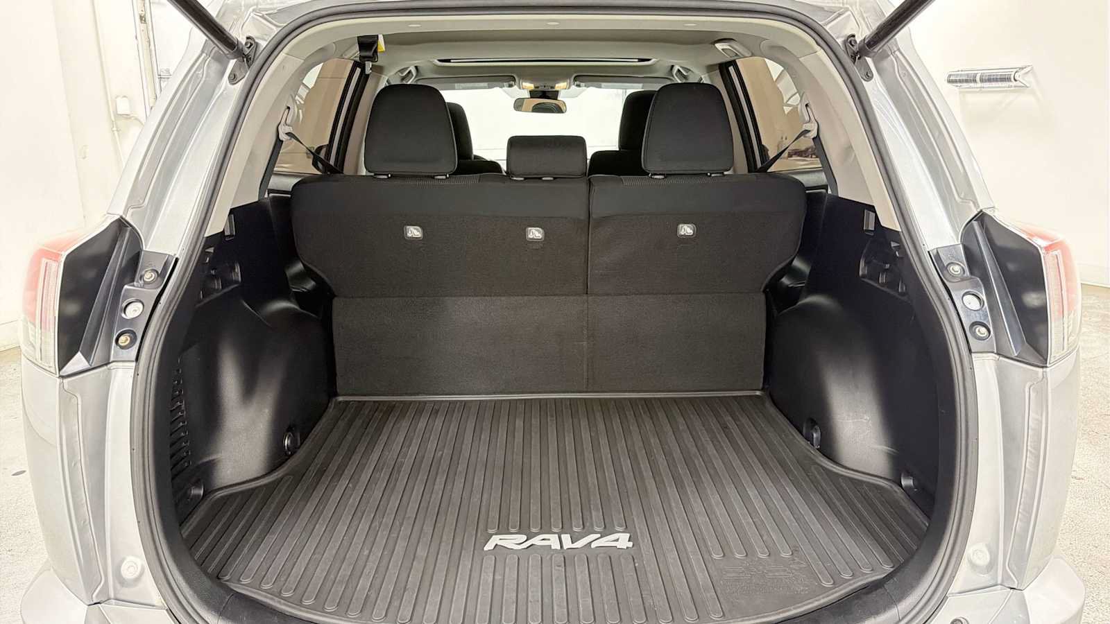 Used 2017 Toyota RAV4 XLE AWD/4WD image 28
