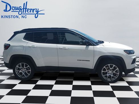 Used 2023 Jeep Compass Latitude w/ Sun and Sound Group AWD/4WD image 6
