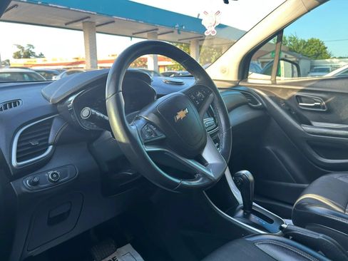 Used 2021 Chevrolet Trax LT w/ Sport Edition FWD image 4