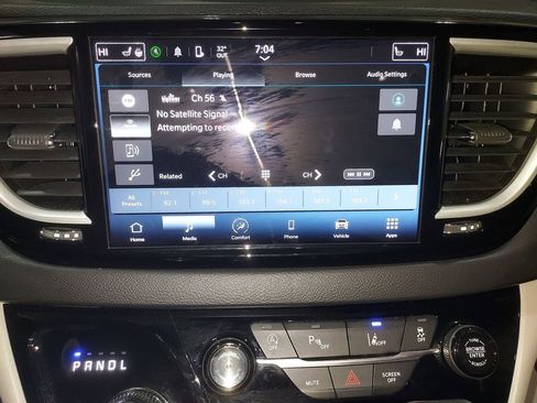 Used 2024 Chrysler Pacifica Touring-L image 22