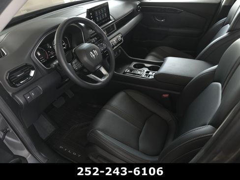 Used 2025 Honda Pilot Touring image 9
