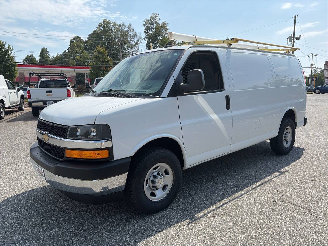 Used 2022 Chevrolet Express 2500 w/ Driver Convenience Package RWD image 5