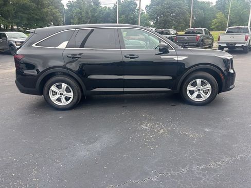 Used 2025 Kia Sorento LX FWD image 2