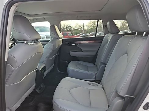 Used 2021 Toyota Highlander Platinum image 14