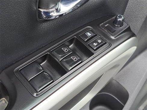 Used 2017 Nissan Titan SV image 17