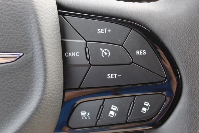 Used 2025 Chrysler Pacifica Limited FWD image 16