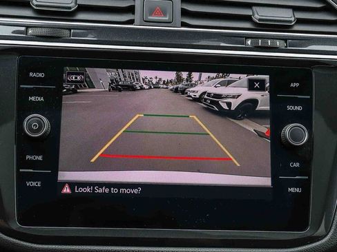 Used 2024 Volkswagen Tiguan SE w/ Panoramic Sunroof Package FWD image 26