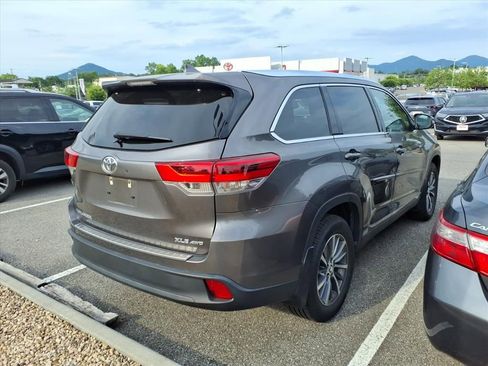 Certified 2019 Toyota Highlander XLE AWD/4WD image 2