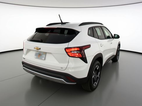 Used 2025 Chevrolet Trax LT image 9