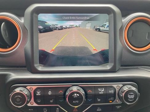 Used 2022 Jeep Gladiator Mojave w/ Cold Weather Group AWD/4WD image 16