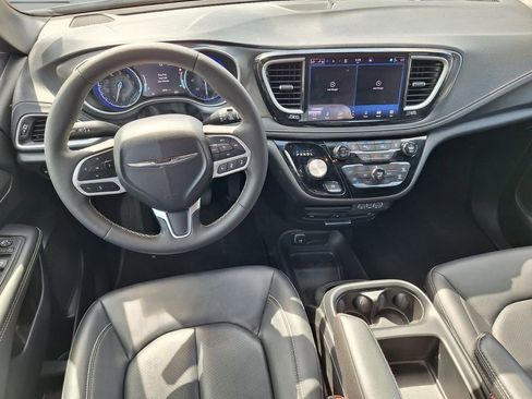 Used 2025 Chrysler Pacifica Select w/ Uconnect Theater Family Group AWD/4WD image 9