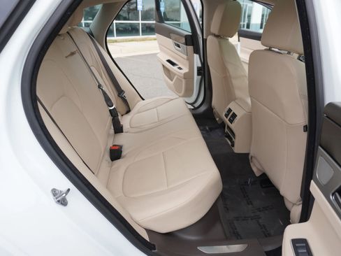 Used 2016 Jaguar XF Premium image 12