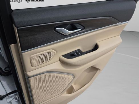 New 2026 Jeep Grand Cherokee Limited w/ Luxury Tech Group II RWD image 27