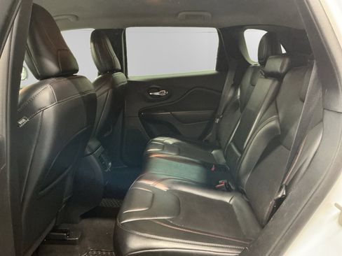 Used 2020 Jeep Cherokee Trailhawk AWD/4WD image 13