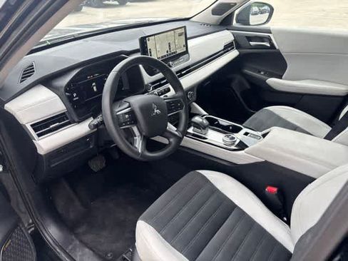 Used 2025 Mitsubishi Outlander SE FWD image 9