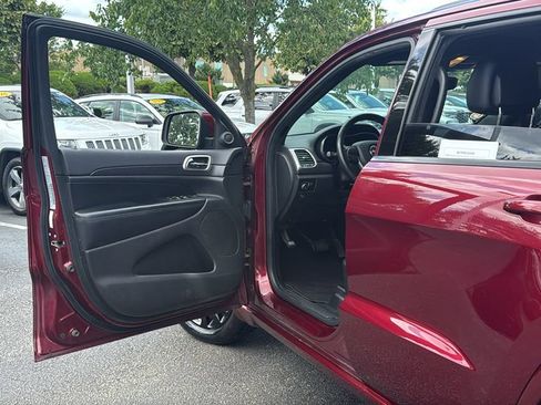 Used 2017 Jeep Grand Cherokee Altitude AWD/4WD image 11