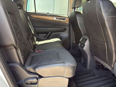 Used 2024 Volkswagen Atlas SE FWD image 40