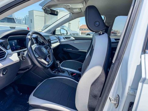 Used 2025 Volkswagen Taos SE FWD image 16