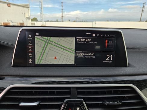 Used 2022 BMW 740i image 11