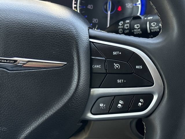 Used 2023 Chrysler Pacifica Touring-L FWD image 14