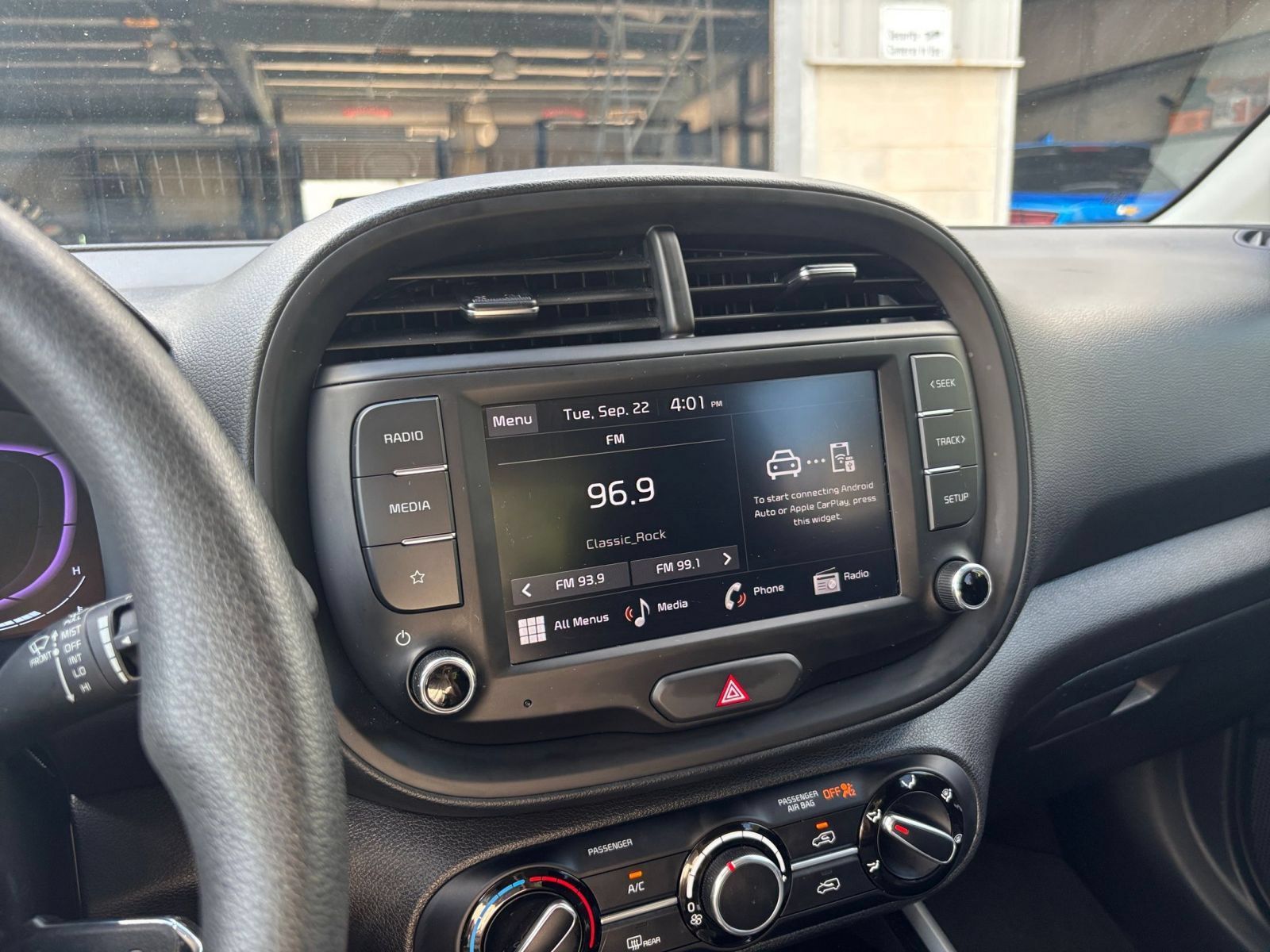 Used 2025 Kia Soul LX w/ LX Technology Package FWD image 19