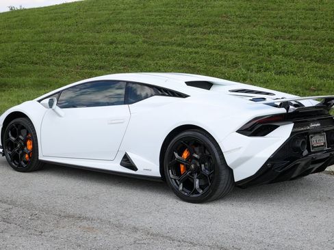 Used 2024 Lamborghini Huracan Tecnica RWD image 3