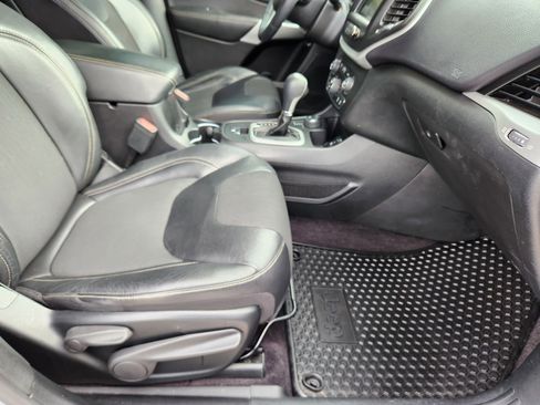 Used 2018 Jeep Cherokee Latitude Plus w/ Comfort/Convenience Group image 17