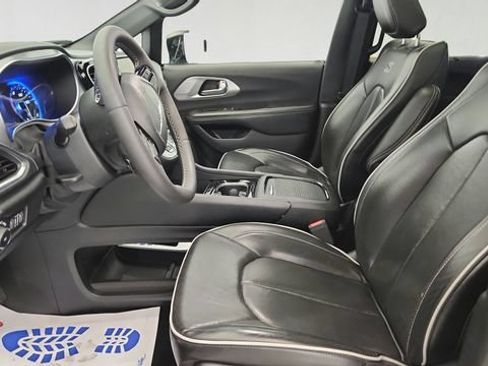 Used 2025 Chrysler Pacifica Limited FWD image 11