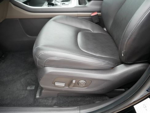 Used 2025 Kia Carnival FWD image 20
