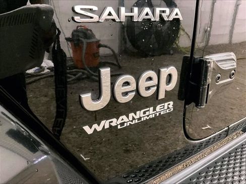 Used 2018 Jeep Wrangler Unlimited Sahara AWD/4WD image 13