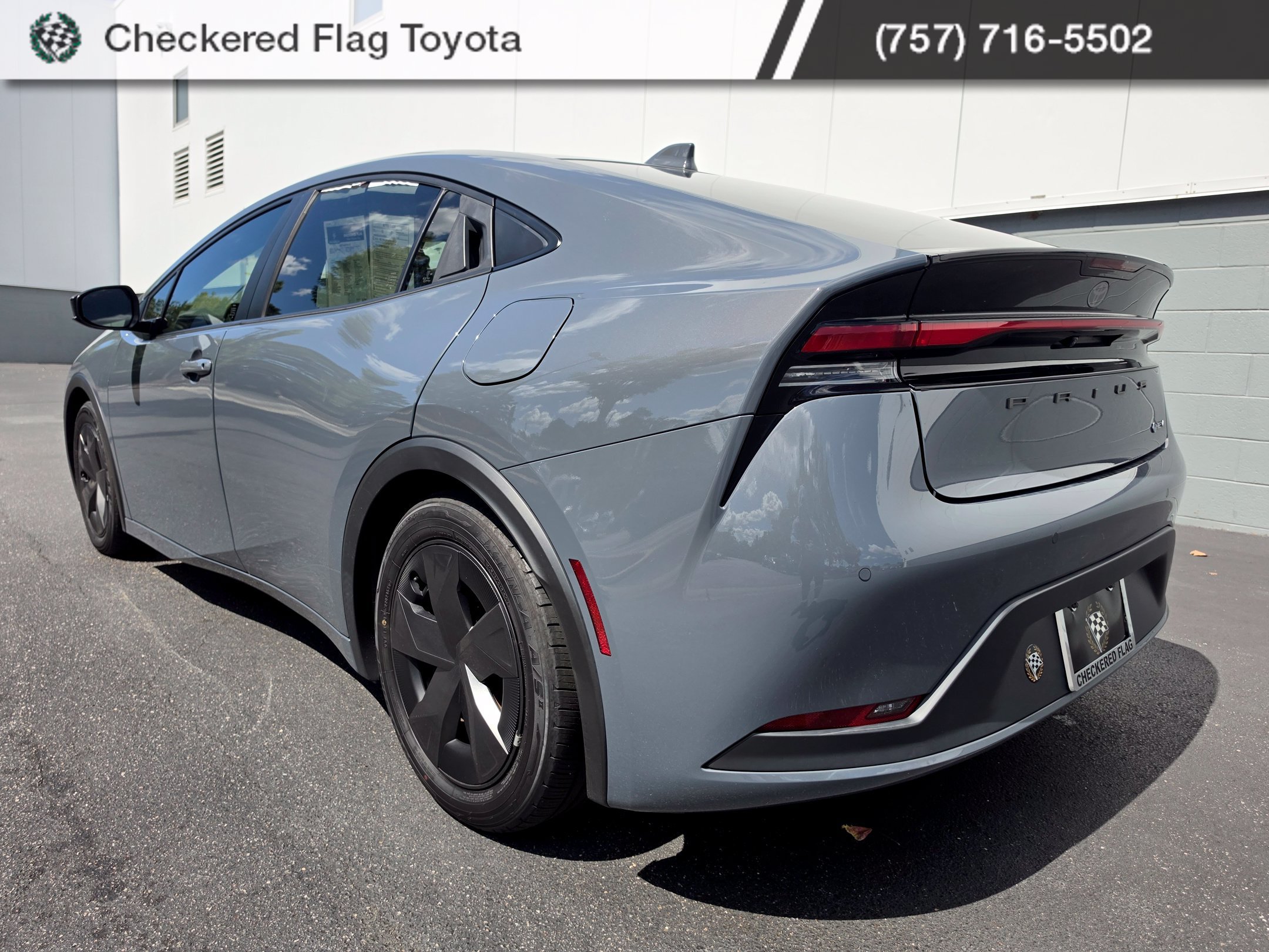 Used 2023 Toyota Prius LE FWD image 3