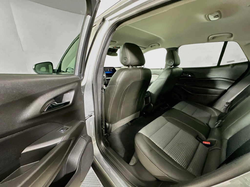 Used 2025 Chevrolet Trax LT w/ LT Convenience Package FWD image 17