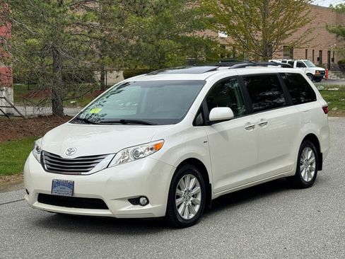 Used 2017 Toyota Sienna XLE Premium w/ Outdoor Package AWD/4WD image 3
