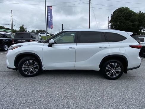 Used 2023 Toyota Highlander XLE AWD/4WD image 6