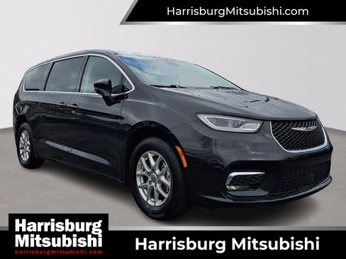 Used 2023 Chrysler Pacifica Touring-L image 1