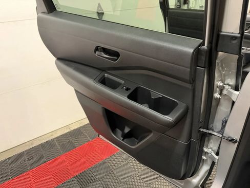 Used 2025 Nissan Pathfinder SV FWD image 29