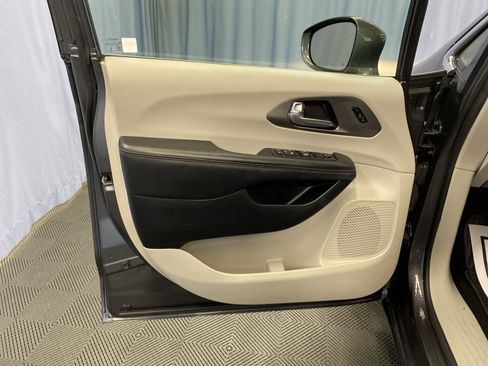 Certified 2020 Chrysler Pacifica Touring-L image 11