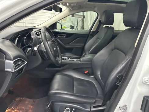 Used 2020 Jaguar F-PACE Premium image 18