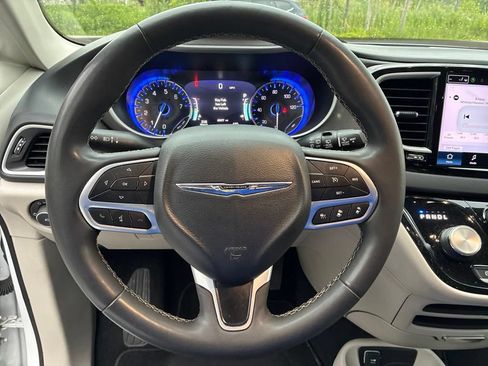 Used 2024 Chrysler Pacifica Touring-L FWD image 21