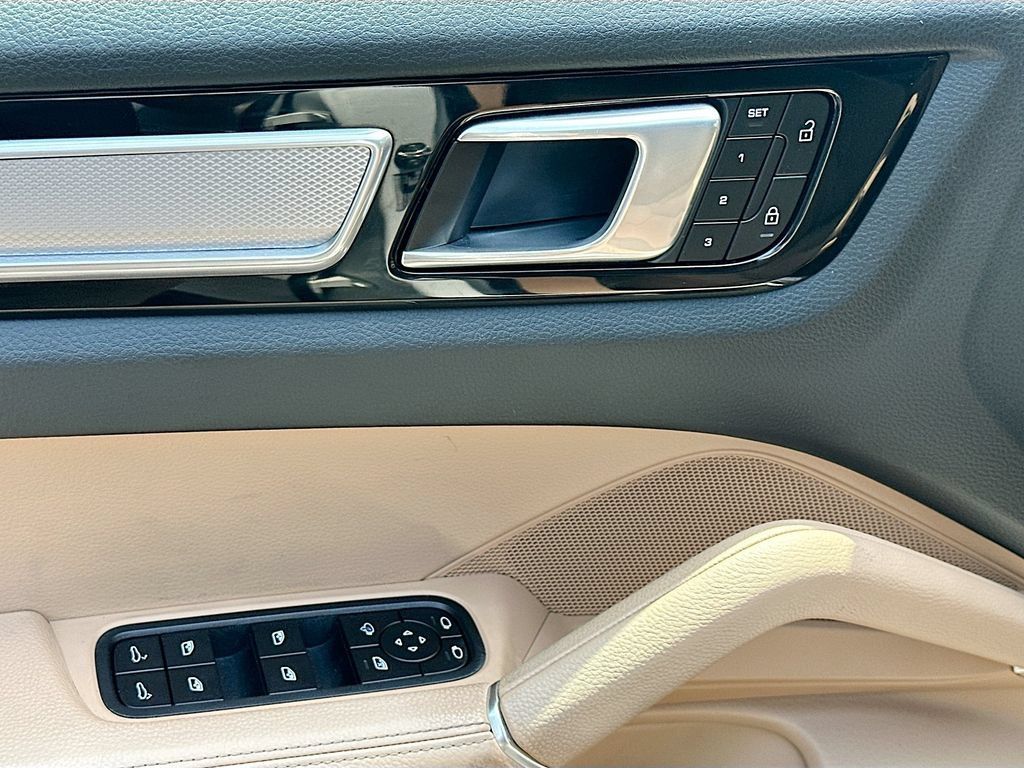 Used 2023 Porsche Cayenne Platinum Edition AWD/4WD image 18