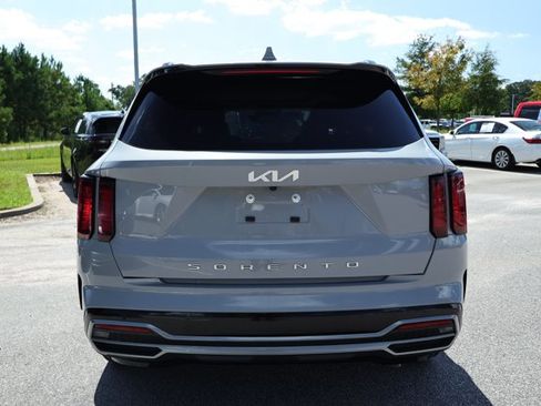 Used 2022 Kia Sorento EX w/ Panoramic Sunroof Package FWD image 4