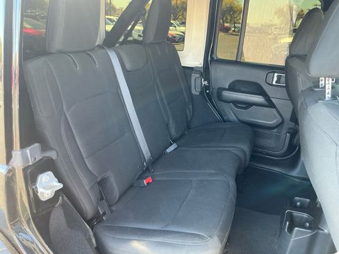 Used 2018 Jeep Wrangler Unlimited Sahara image 18