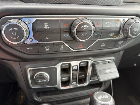 Used 2021 Jeep Wrangler Unlimited Sahara AWD/4WD image 10