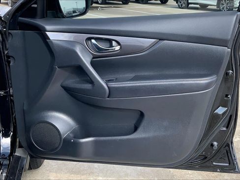 Used 2020 Nissan Rogue SV w/ Premium Package image 22